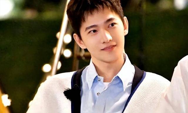 在最新一期的《花儿与少年好友季》节目中,当辛芷蕾与杨洋重逢时,她