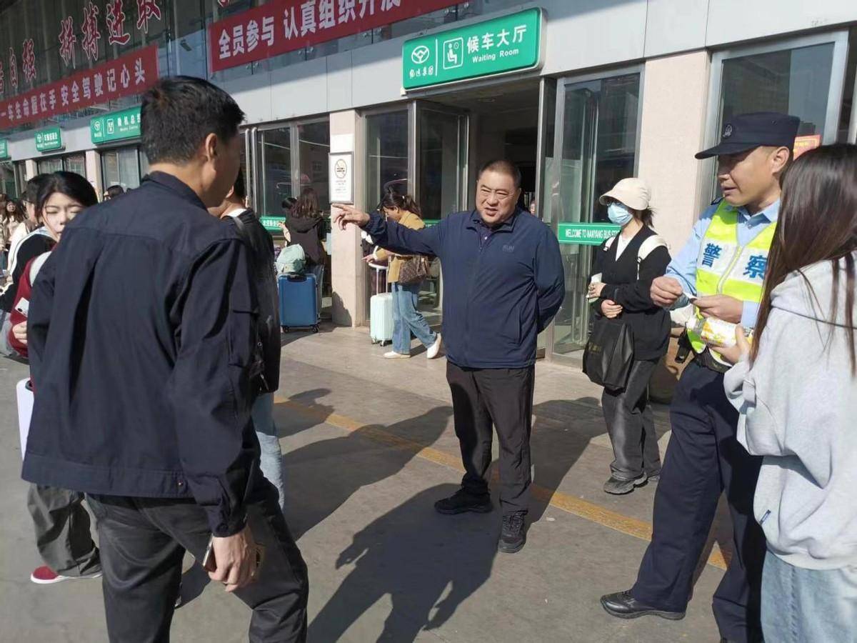 致敬!河南南阳两站的辛勤劳动者