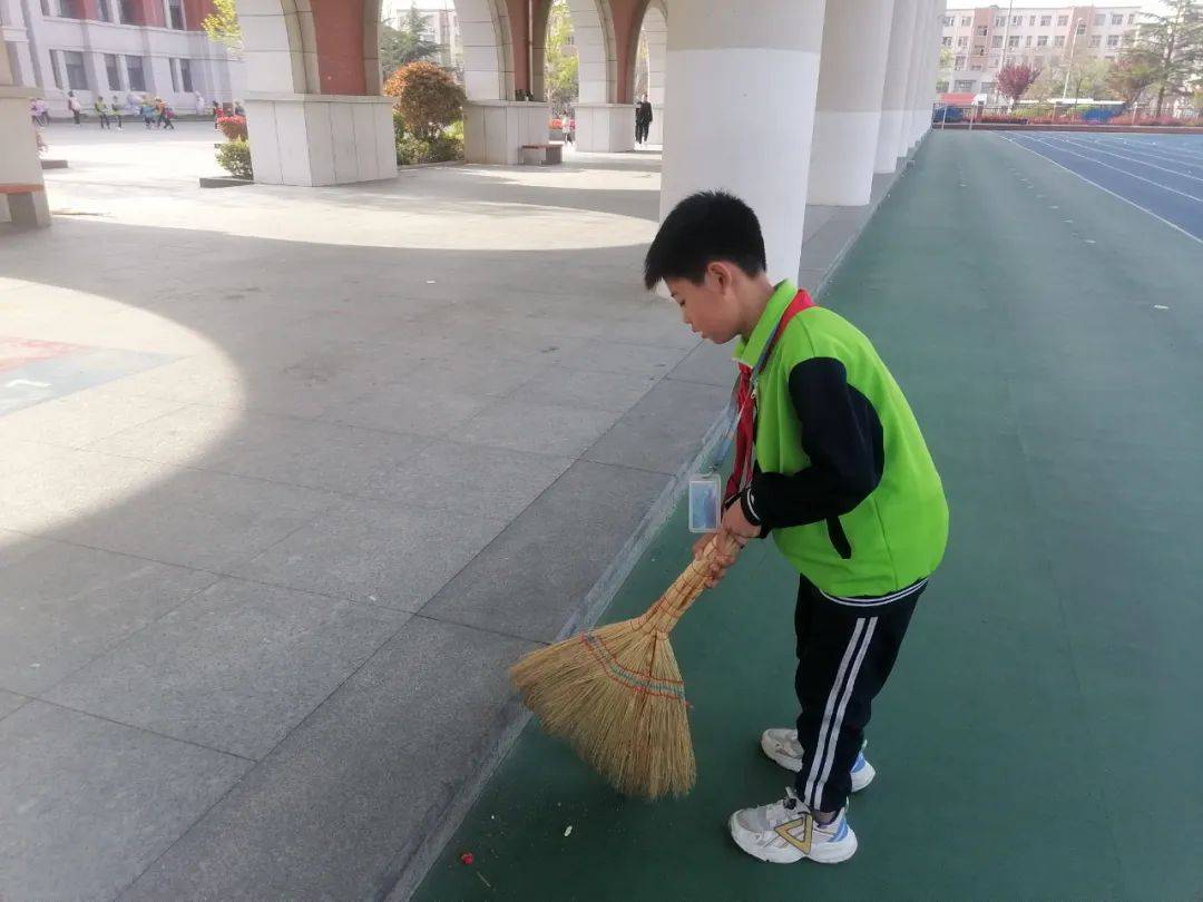 参与服务的学生在劳动实践中出力出汗,做好表率,管理他人,接受锻炼