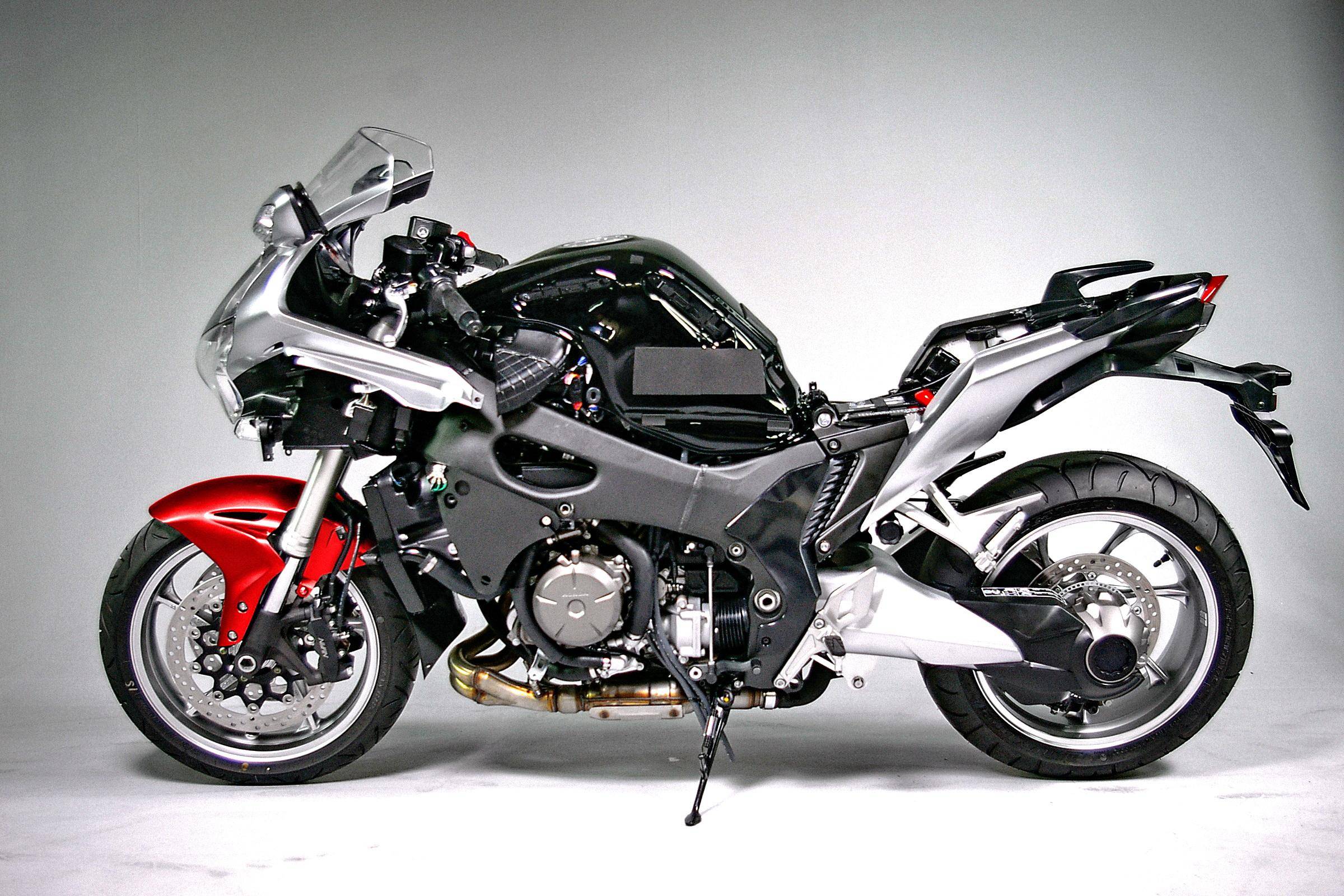 下面的图片,honda 2017 vfr800x crossrunner(资料图片).