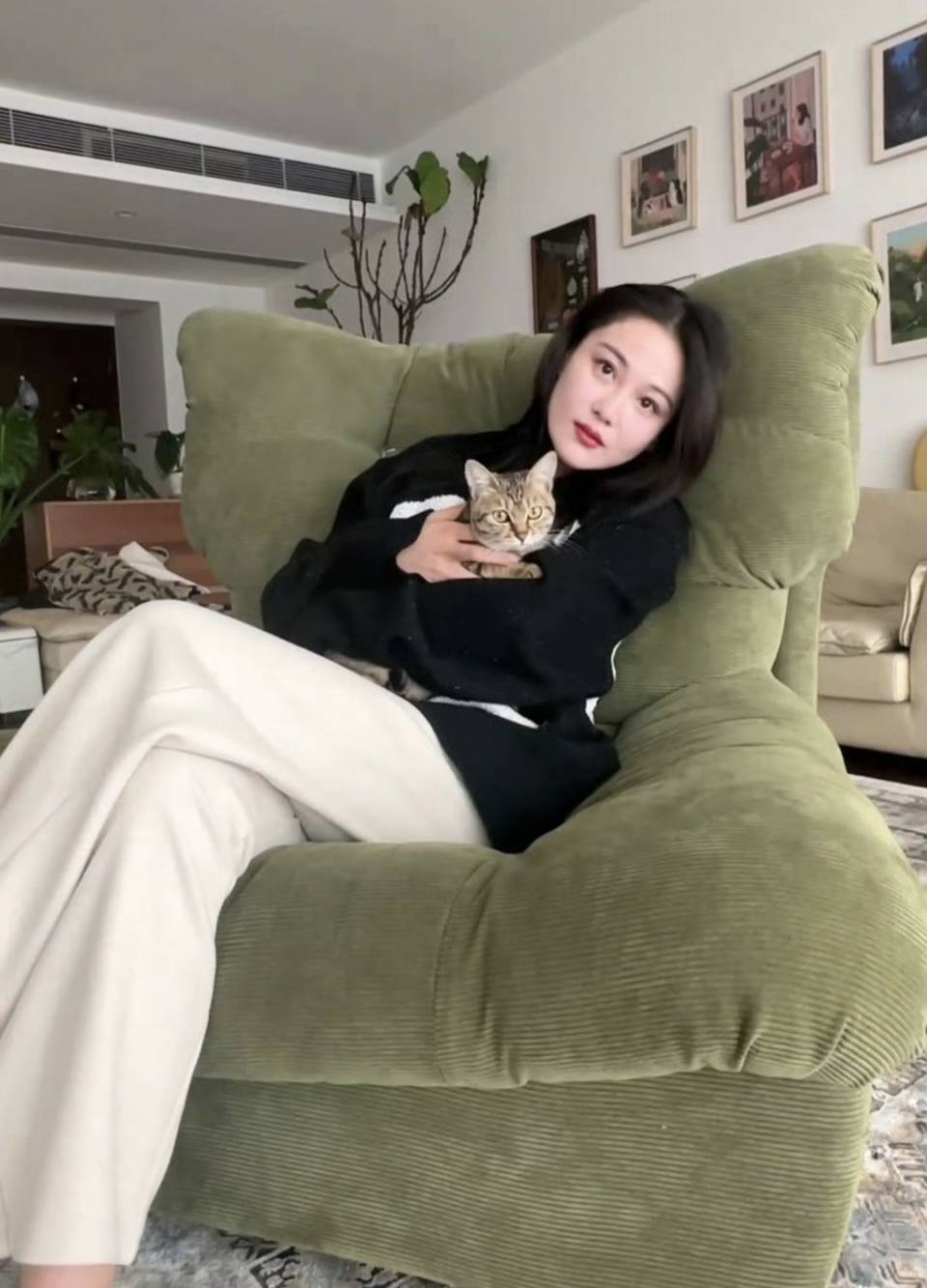 37岁张馨予晒自家花园,穿古风长裙美如花,网友:她把日子过成诗