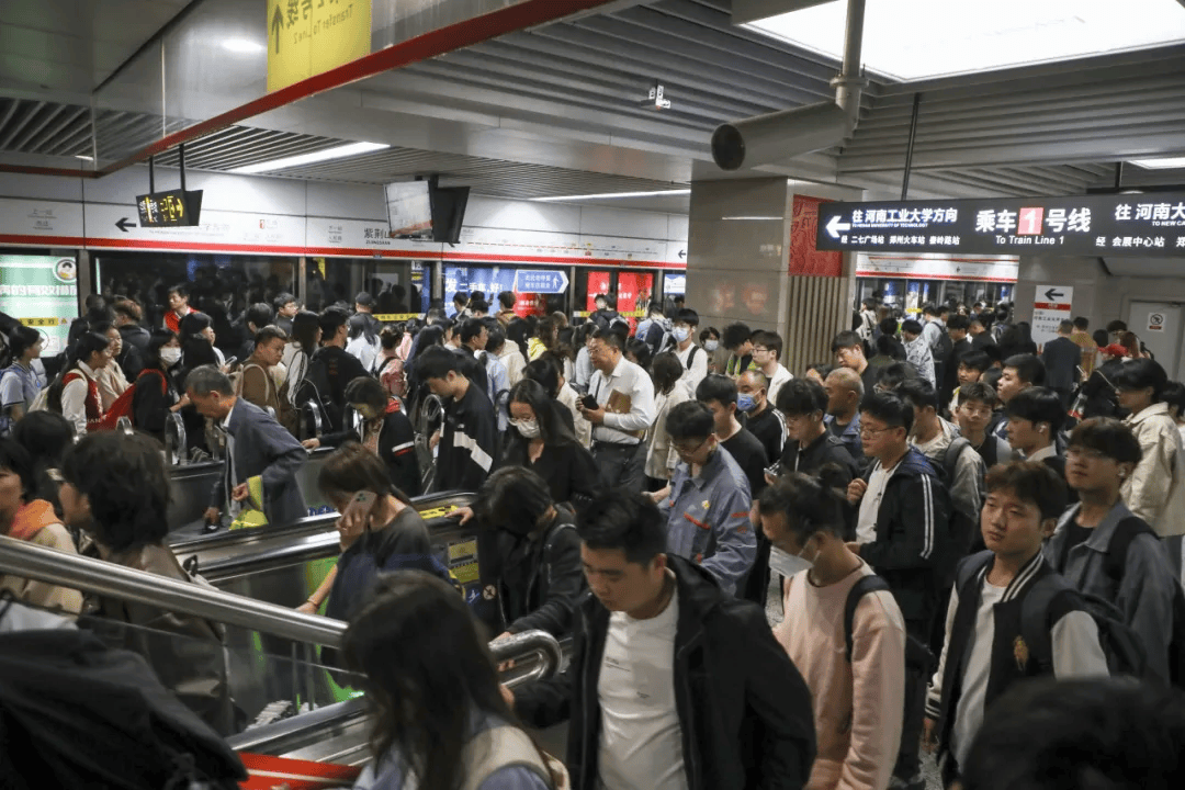 郑州地铁二七广场站,紫荆山站增设"晶晶微导航"志愿者,为乘客提供出行