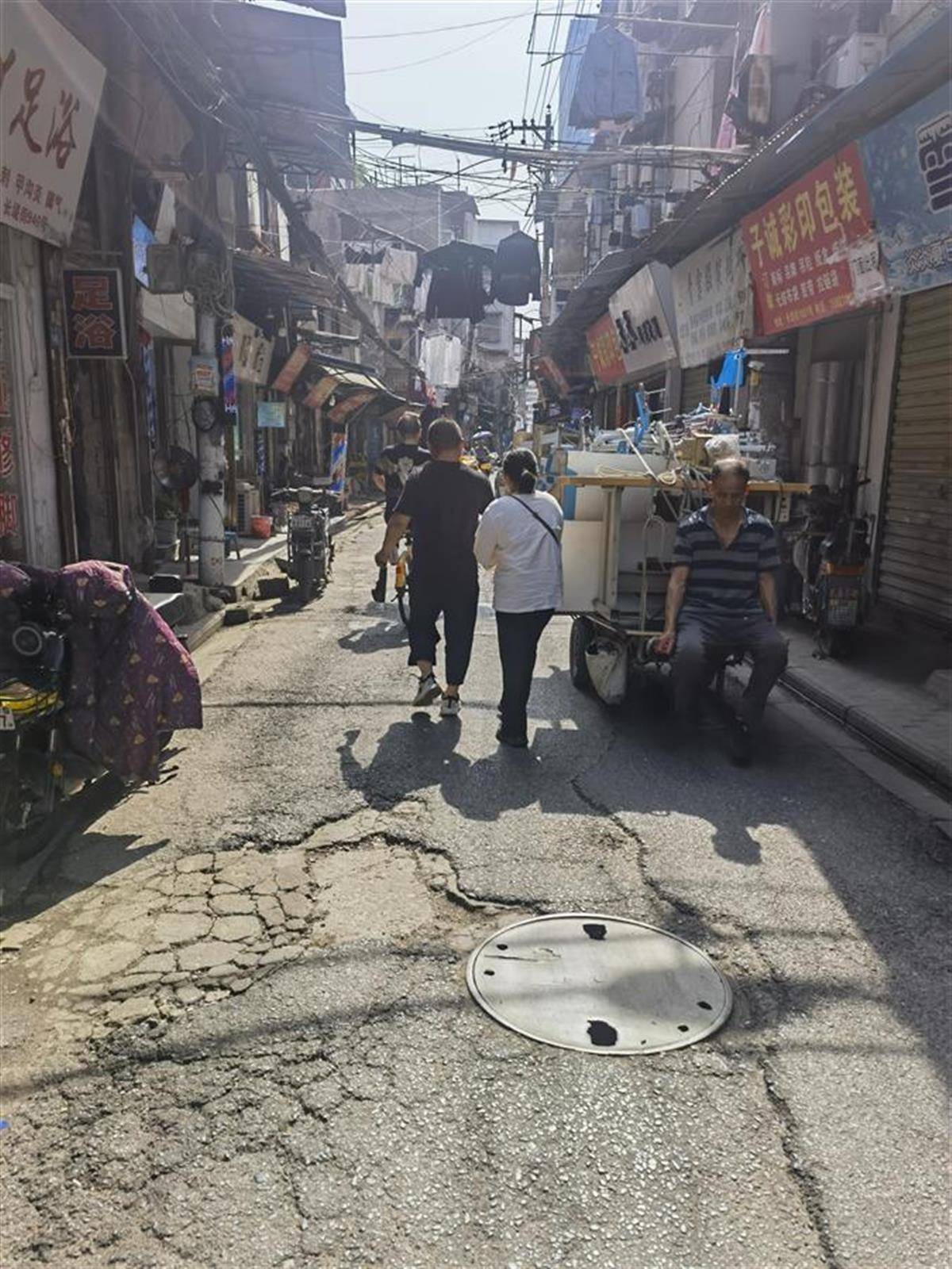 夜间连续施工7小时,汉口长堤街百米坑洼路成坦途