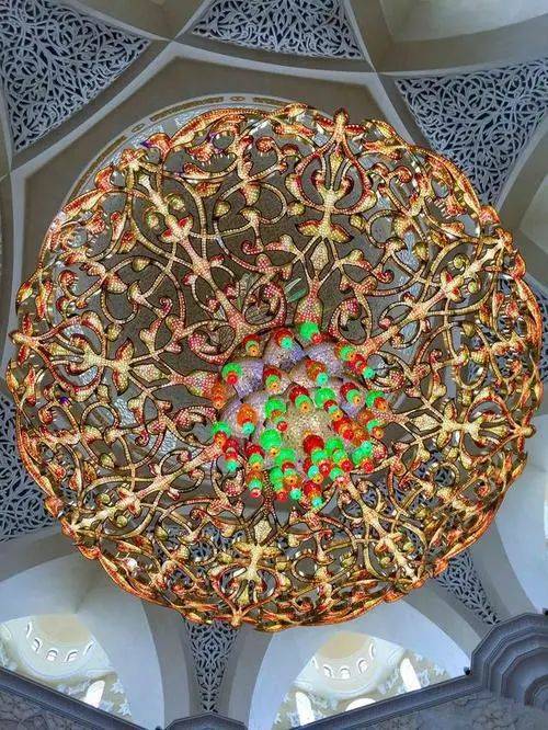 流光溢彩的巨大吊灯手工制作的精美绝伦的波斯地毯寺内拥有82个拱顶
