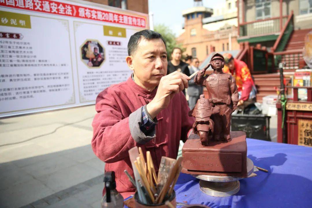 【夏季护游61备战亚冬67】冰城公安开展道路交通安全普法宣传活动