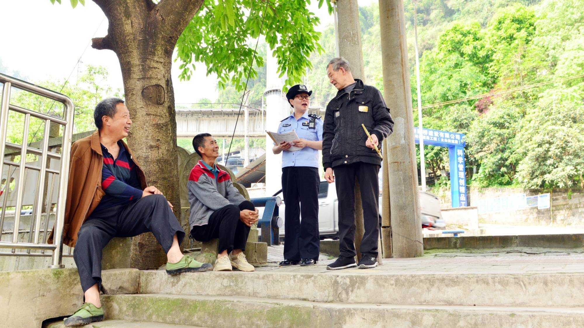守护辖区平安 社区民警周桂秋为群众办实事