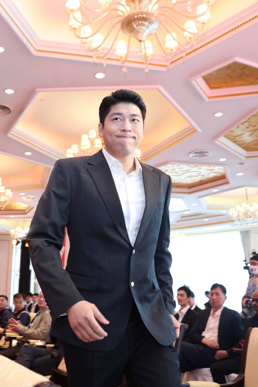 上海男排"十七冠"庆功会,沈琼双喜临门,直言新角色"比打决赛还紧张"