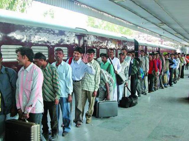 看看印度的火车站,再看看国内的,你就知道之间差距有多大了!