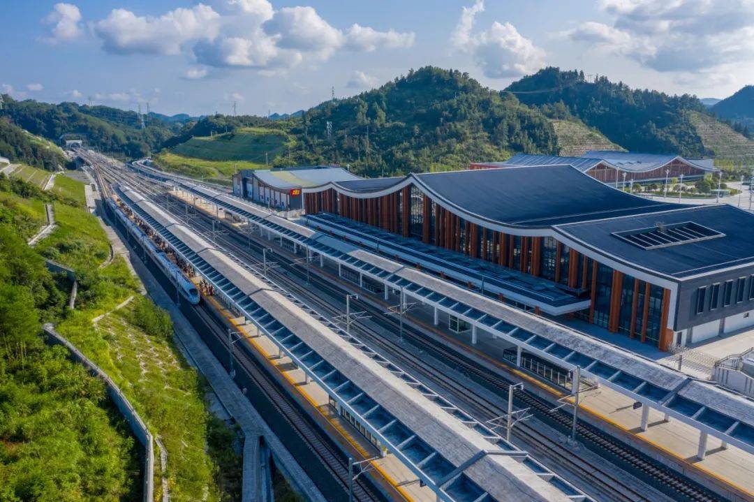 我是张吉怀高铁的中间站,年纪不大,2021年12月16日才开门迎客.