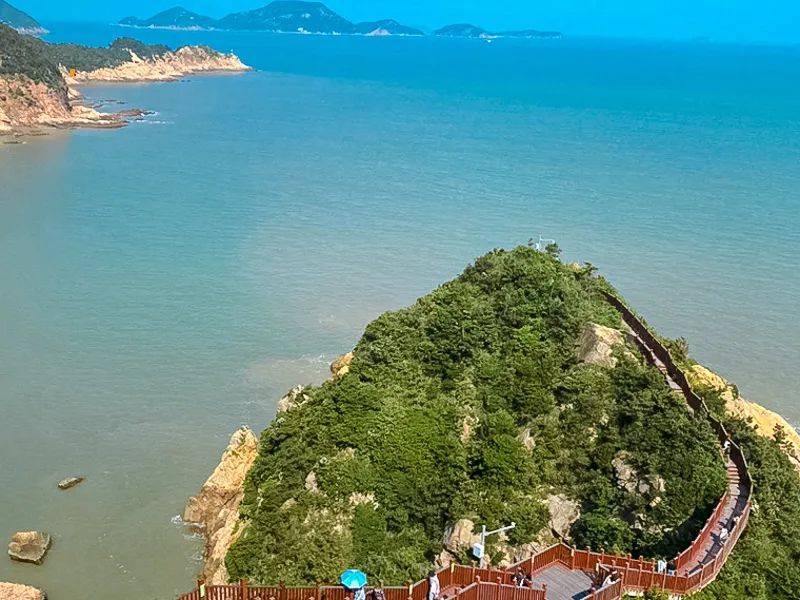 对戒观景台温岭石塘对戒观景台,又称"相约一生"观海平台,从空中缚看