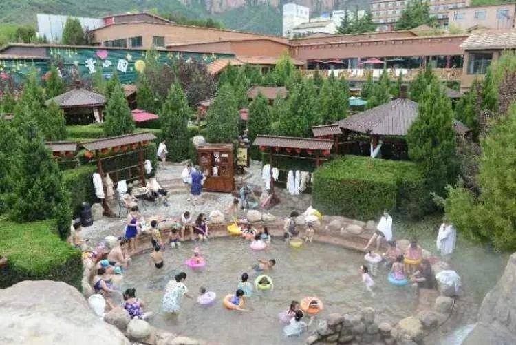 在壶山旅游度假区,游客们穿梭在园林式的温泉部落中,轮番体验着不同