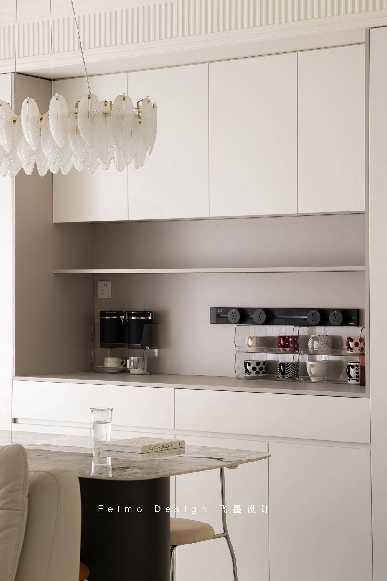 软装搭配一张大理石餐桌居中摆放,搭配几张不锈钢餐椅,在这用餐舒适感