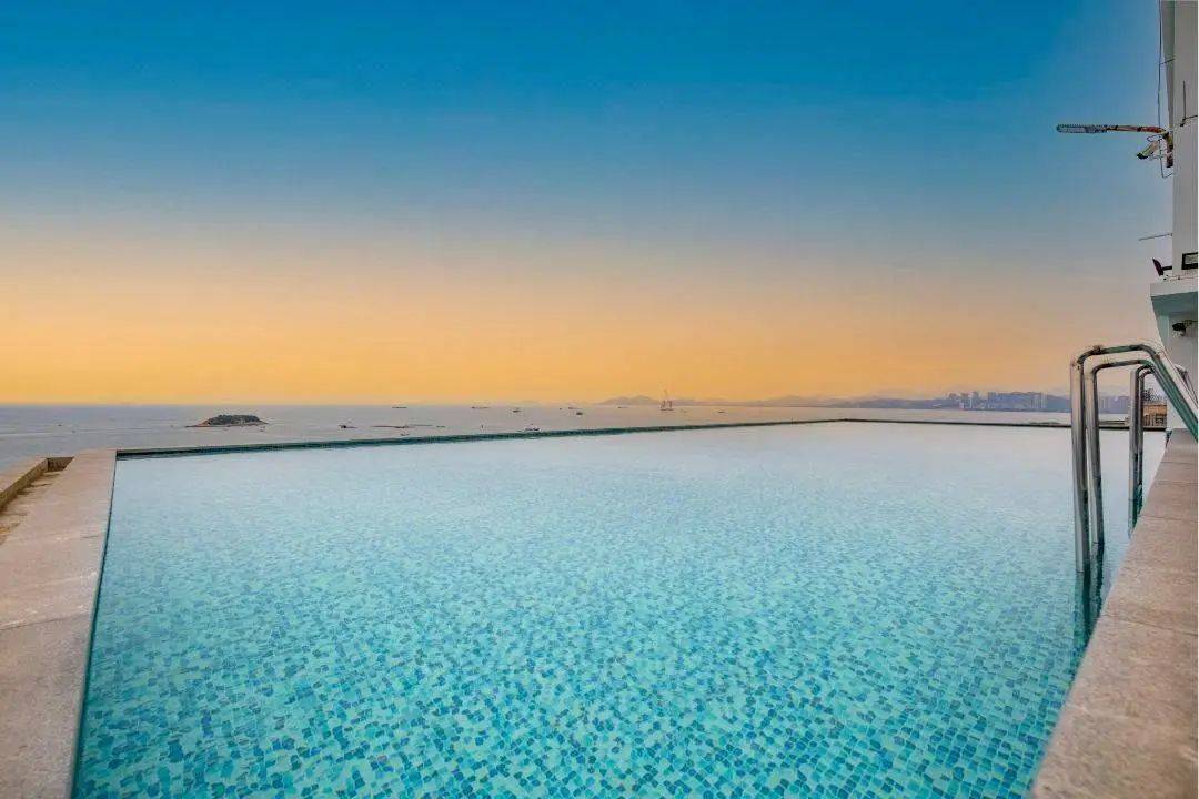 绝美亲海楼顶泳池看日落~楼下就是大海沙滩畅玩!299元抢豪华海景房
