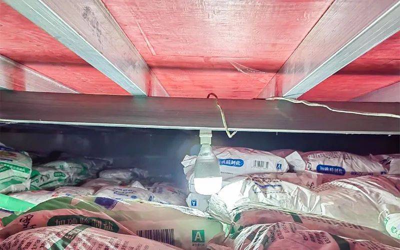 照明灯与商品未保持安全间距10单位名称:重庆君爵物业管理有限公司