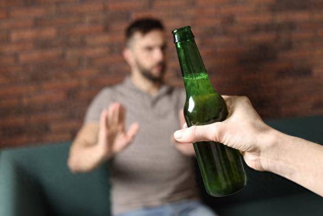 饮酒后,身体若有这5个表现,或说明你不再适合喝酒了,尽早戒酒_酒精_疾病_肝功能