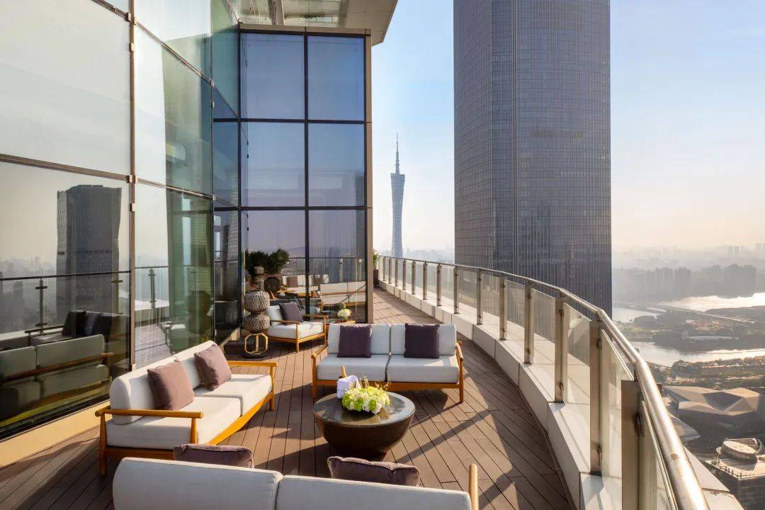 酒店位于广州市天河区珠江新城cbd的核心区位,毗邻广州塔,省博物馆等