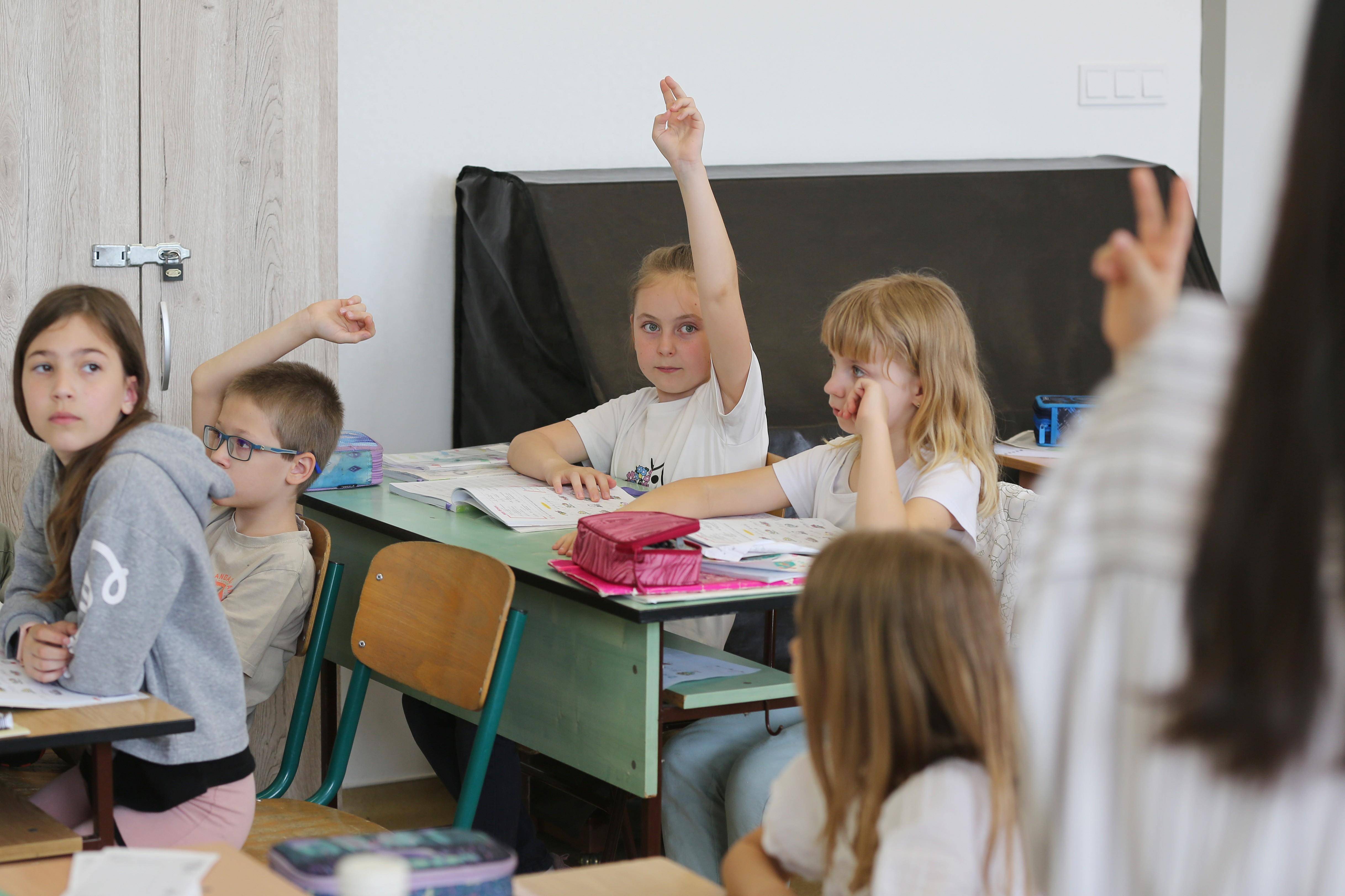 5月3日,在匈牙利布达佩斯,匈中双语学校三年级的孩子们在中文课上举手