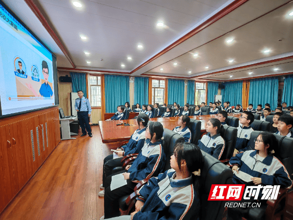 近日,国家税务总局洞口县税务局在洞口县城关中学多媒体教室开展以"税