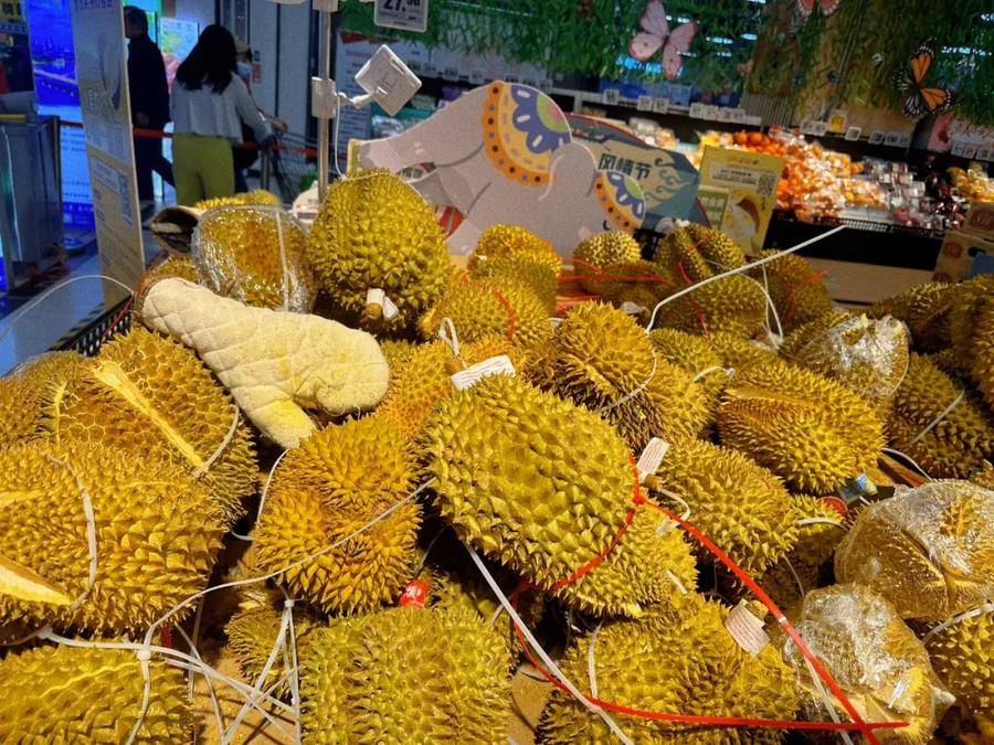 近日,北京多家超市,水果店上架了榴莲,且价格相比此前有所降低,不少