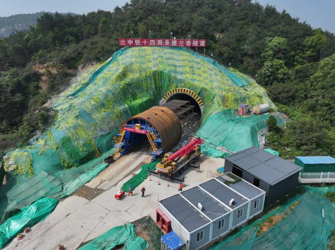 兰香隧道位于我市龙山镇,全长217.01米,为单洞双线马蹄形隧道.