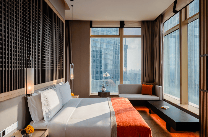 酒店拥有110间奢适客房,皆位于50层的云端之上,面积为50平方米起跳.