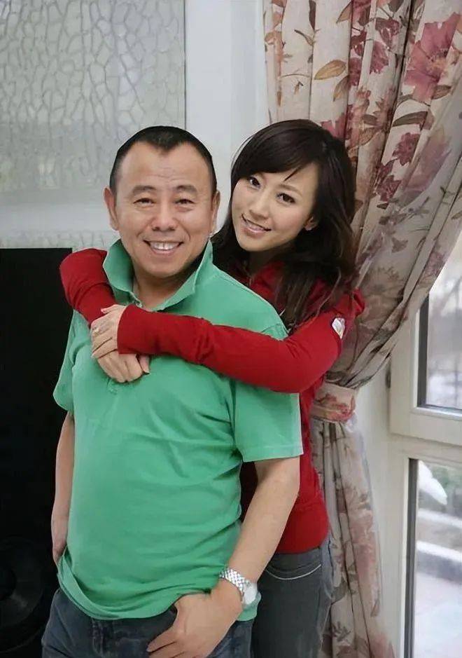 潘阳30岁嫁10亿富豪,全因父亲是潘长江?如今为何带儿子长住娘家