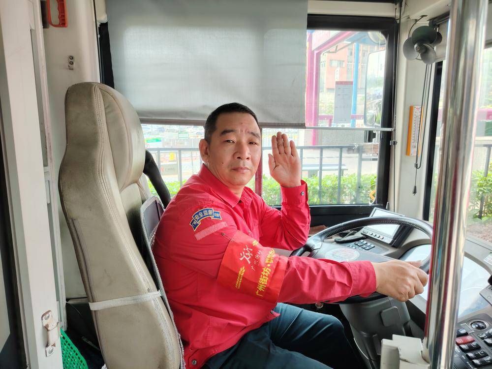 广州番禺一男子被压车底,路过公交车司机联合市民抬车救人