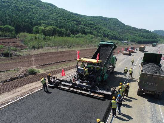 本桓高速公路项目建设进入路面摊铺施工作业阶段