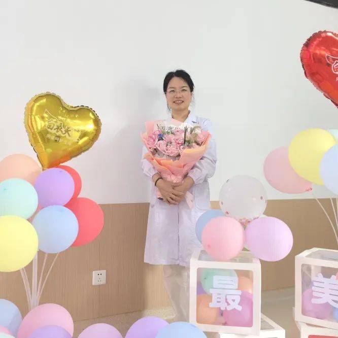 首先印入眼帘的是由几位护士长策划设计,精心布置的鲜花,气球,主题