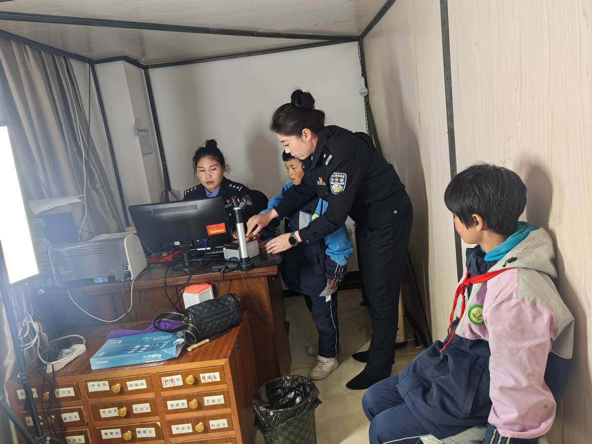 【为民办实事】西藏贡觉县公安局户籍民警贴心为小学生办证