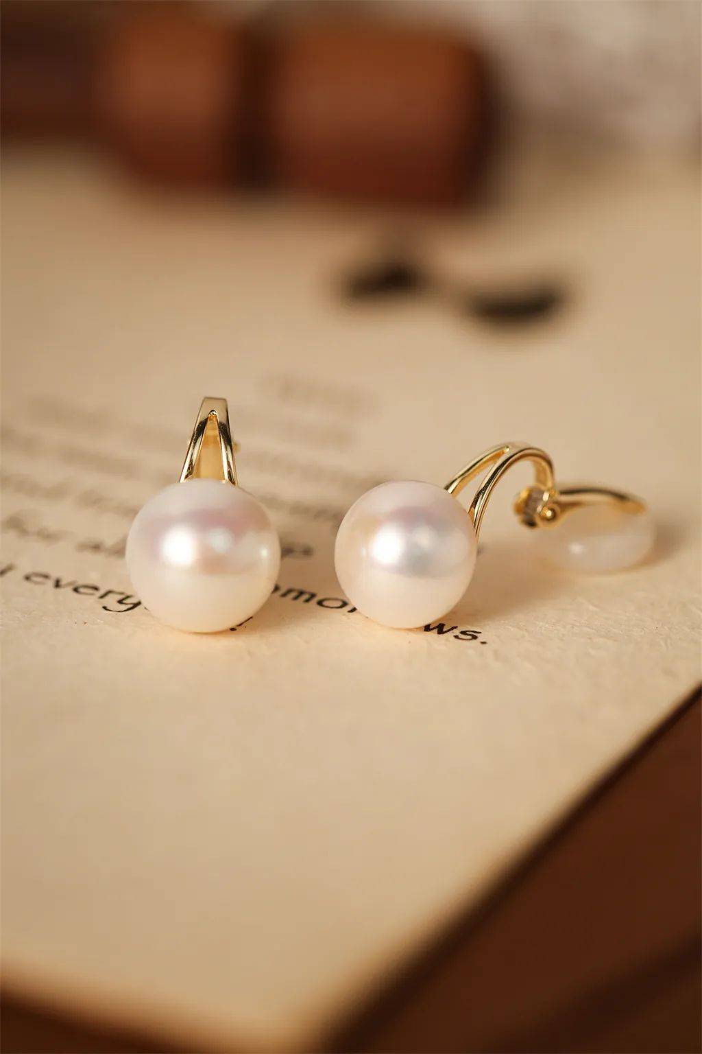 我自己也尝试过很多种不同的耳夹,还是manreya她家的『硅胶垫弹簧珍珠