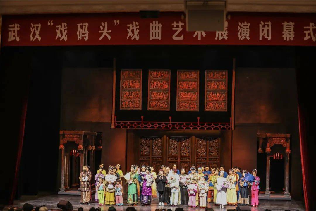 5月9日的闭幕演出则由武汉京剧院出品的青春版京剧《三寸金莲》担纲