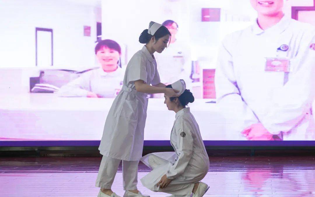 随着一场融合了医院百年历史护士服时代变迁之美的创意走秀《时光织锦