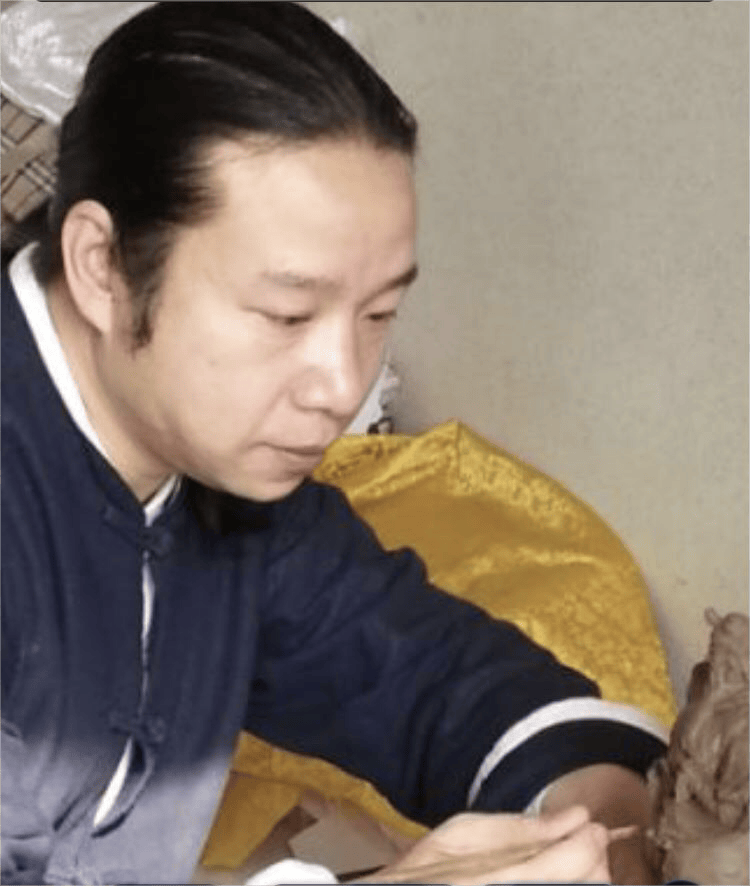 从事乐清黄杨木雕35年,现为高级工艺美术师,温州市工艺美术大师,木雕