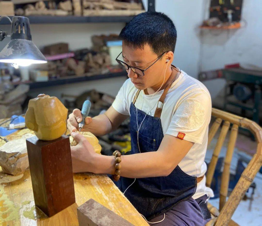 22年前还是雕刻学徒的郑益琦,如今已成为浙江省工艺美术大师,高级木雕