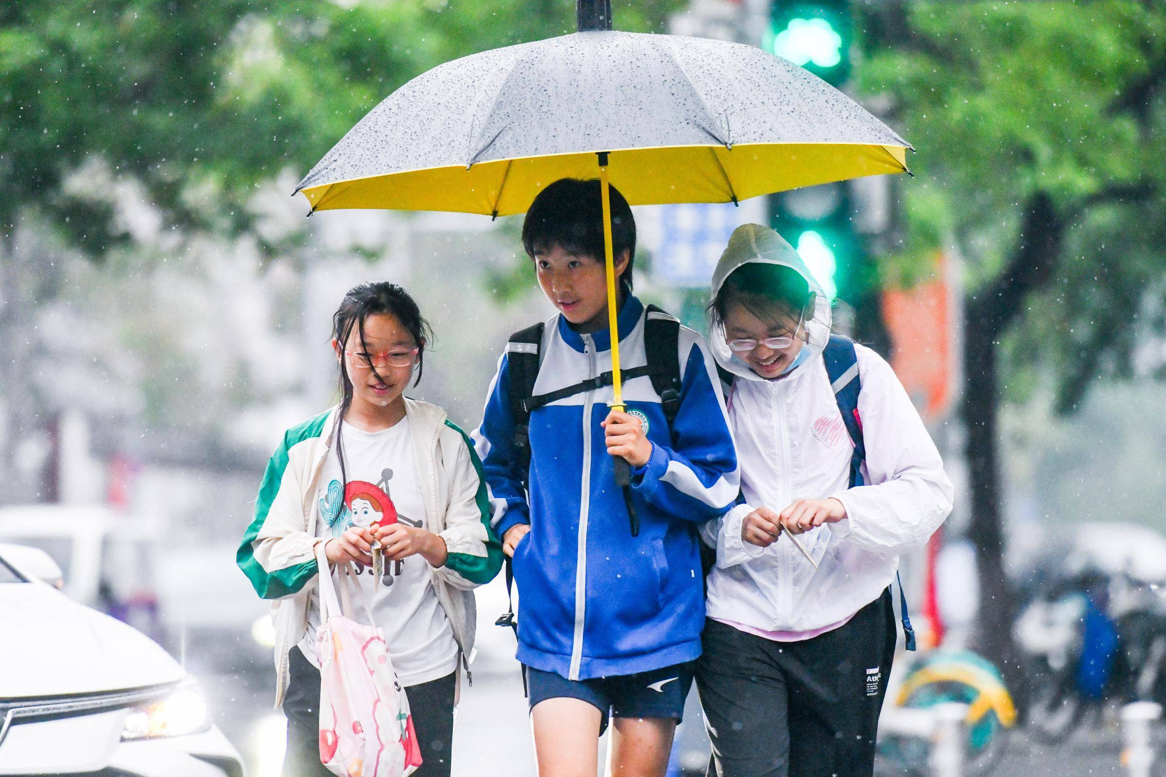 学生放学回家路上图片