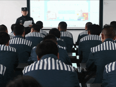 内指定区域矫正对象经层层安检在监狱组织安排下进监警示教育百名重点
