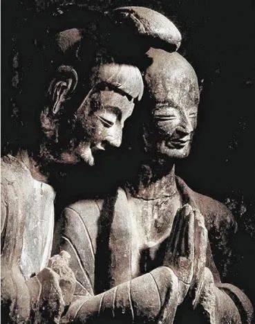 的影响,出现了一种"秀骨清像"的造像风格,服饰飘逸,称为"奕衣博带"