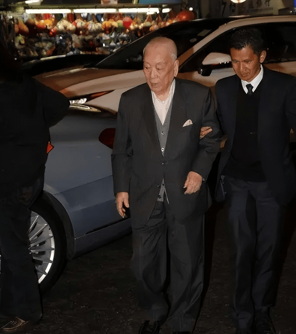 "情圣"爹生了个风流儿子,看了许晋亨现状,难怪李嘉欣不被认可_许世勋