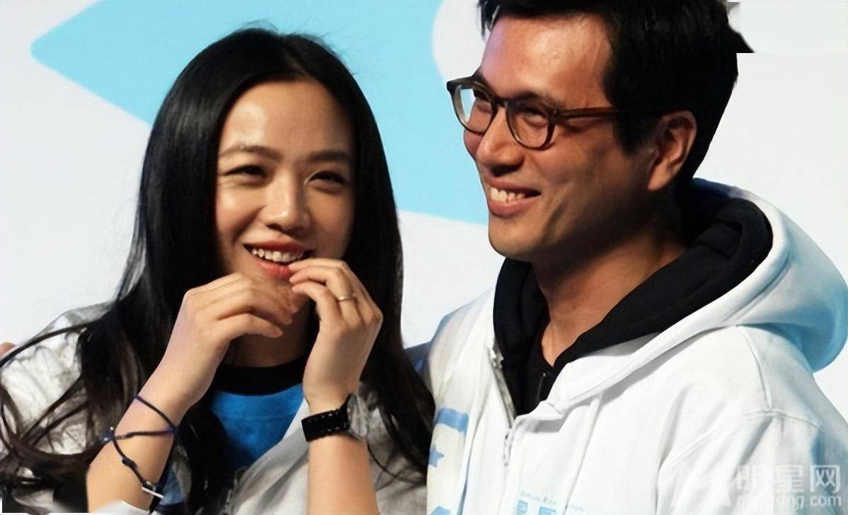 汤唯金泰勇机场被偶遇,两口子有说有笑,结婚10年感情稳定