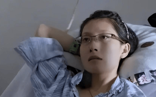 在视频里,张丽君始终都是开心地笑着,一点看不出来她是一个癌症晚期