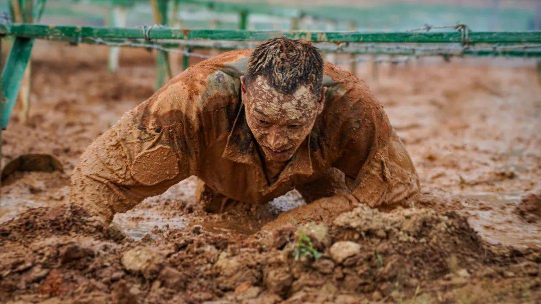 陆军_女兵_泥潭