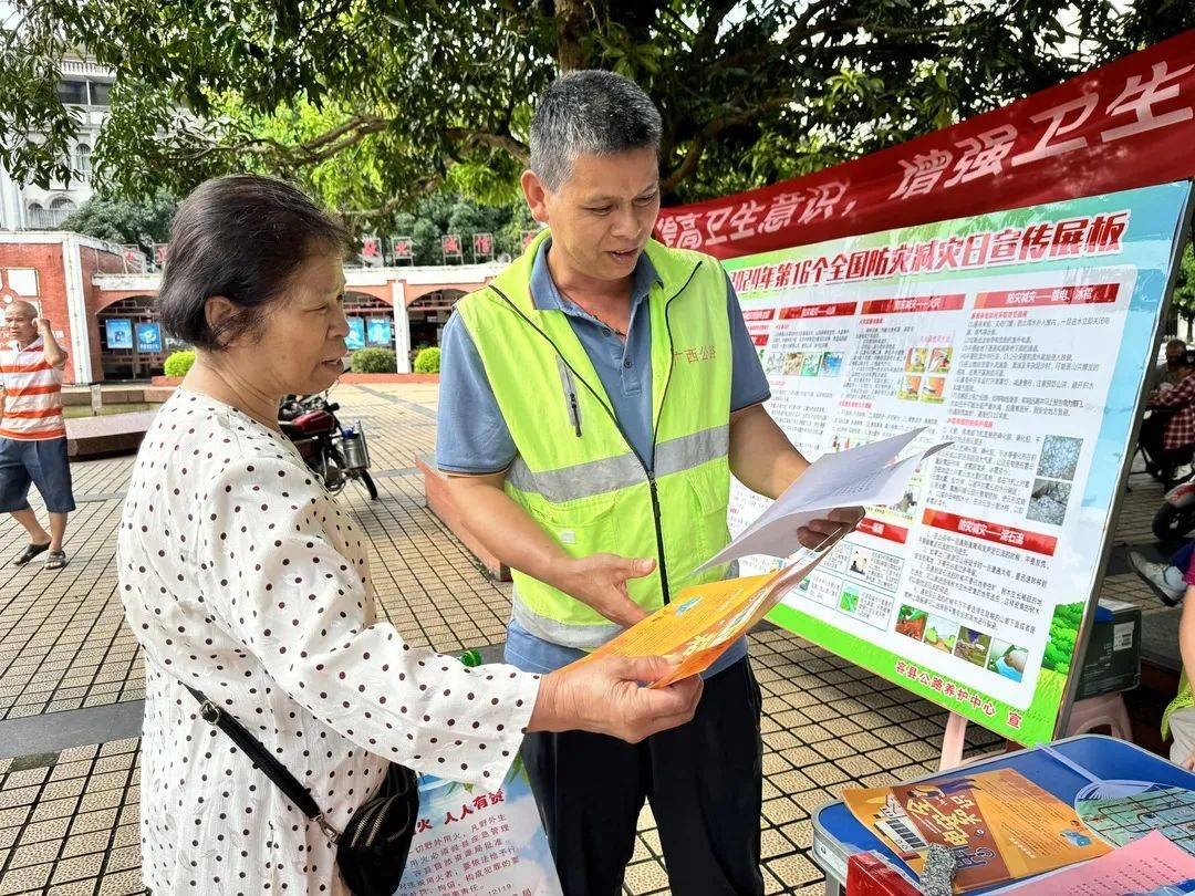 容县公路养护中心02活动现场,工作人员通过摆放宣传展板,发放宣传资料
