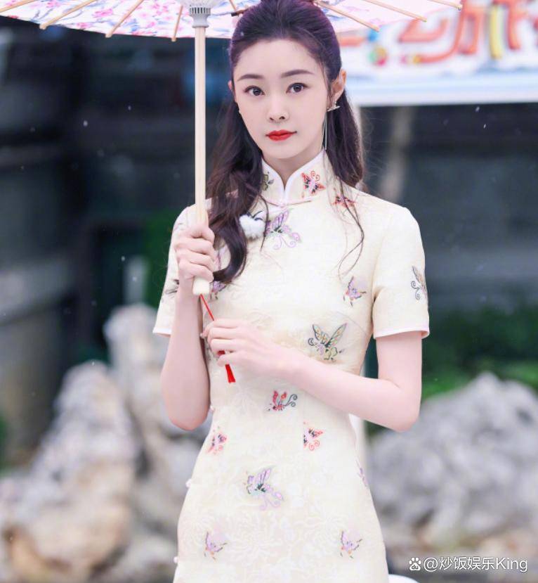 34岁宋轶现身南京街头!穿上旗袍漫步金陵,气质优雅让人梦回古代