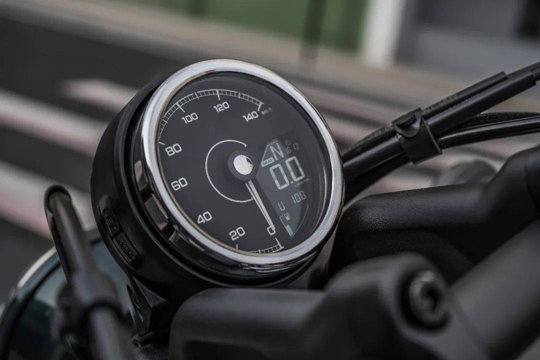 3英寸圆形仪表,自带开机动画和挡位,油位显示,搭配2个实体按键,能够