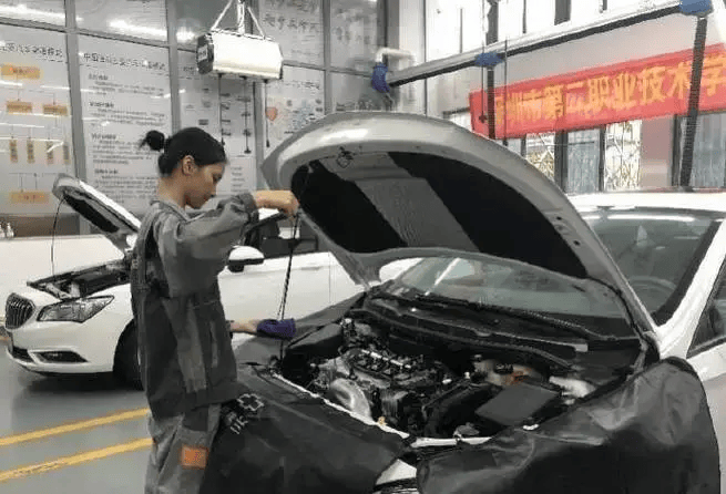 在那段时间,她总是第一个到达汽修车间,最后一个离