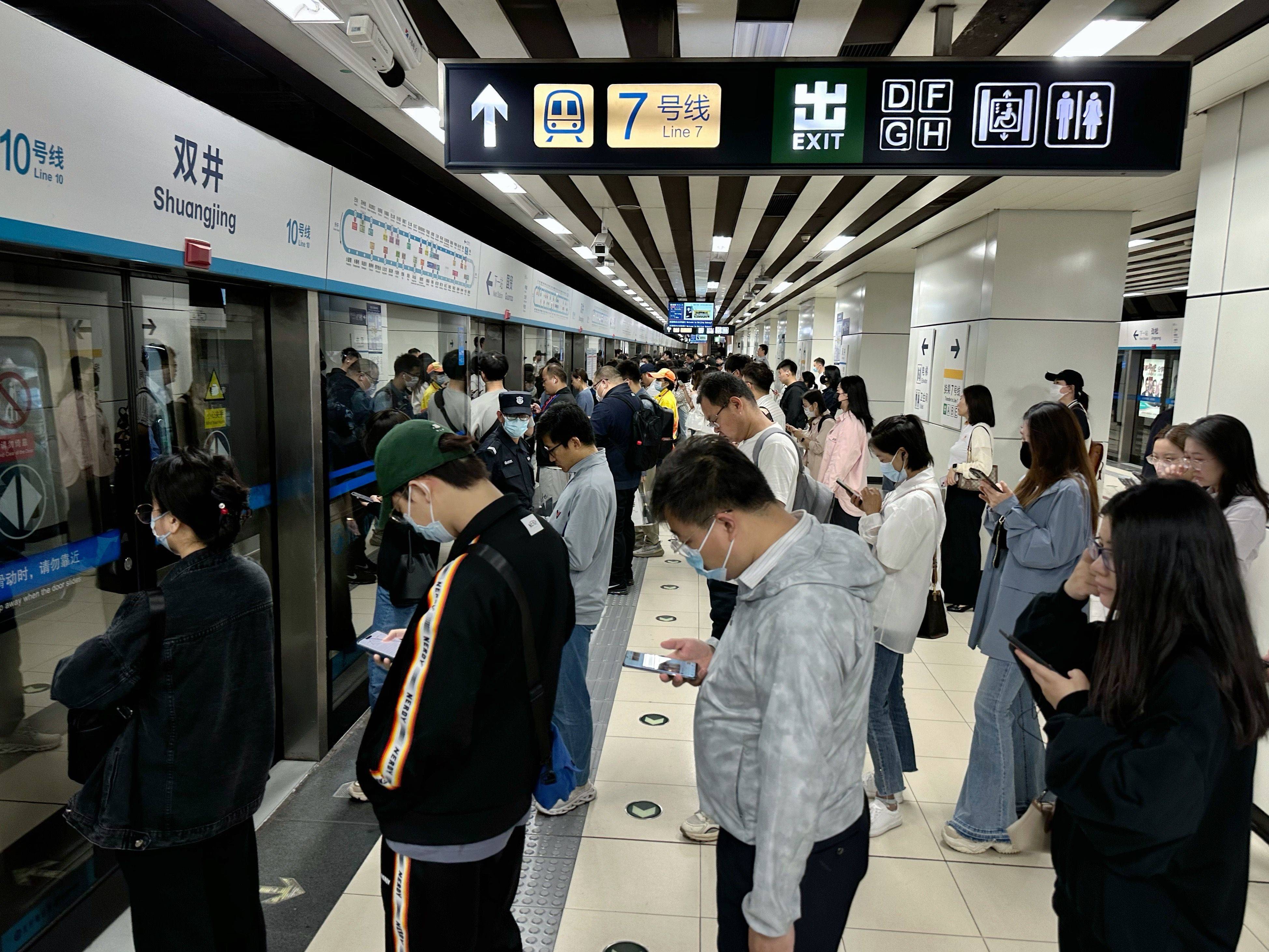 地铁10号线双井站早高峰加开空车,站台候车乘客瞬间"清空"