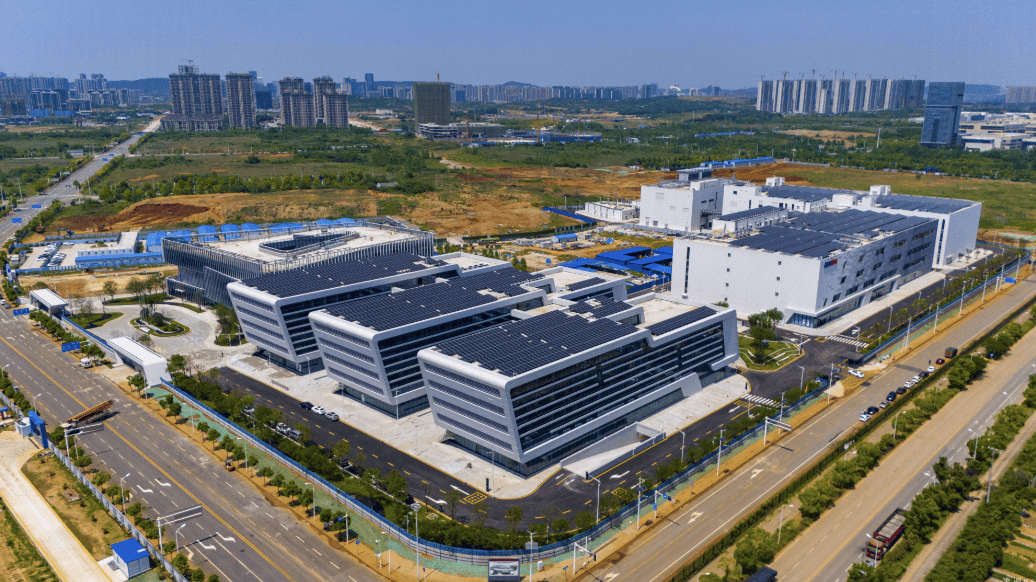 光迅科技高端光电子产业基地首批设备迁入,即将投产!