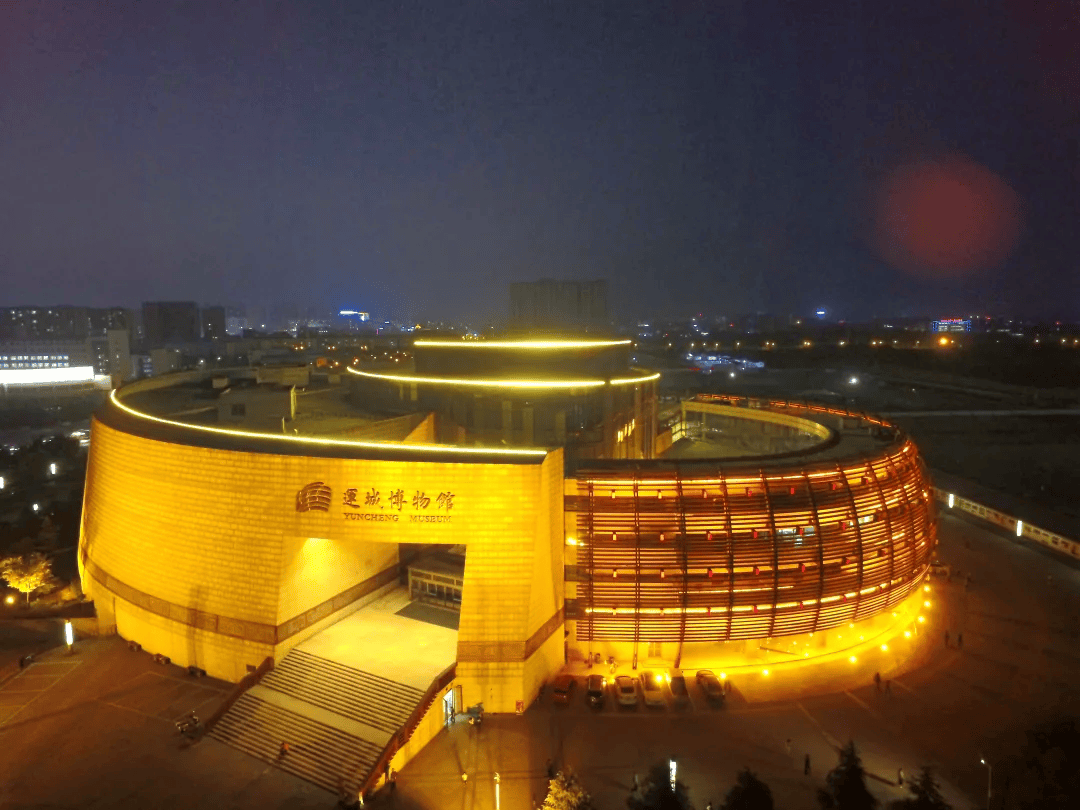 一个彩陶盆里,有光,有火,有滔滔黄河,有文明孕育