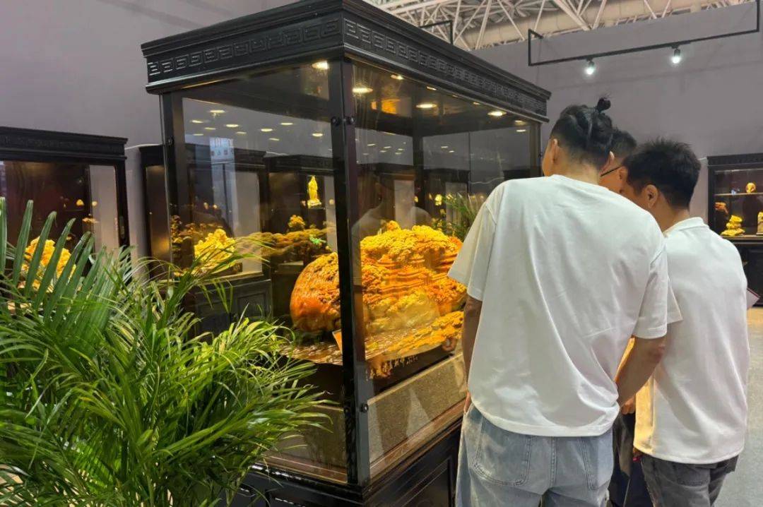 本期展览精选了中国工艺美术大师徐伟军及李德,刘宙,裘良军,徐岳军,周